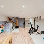 Mit Fitness- Und Spielbereich