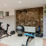 Mit Fitness- Und Spielbereich