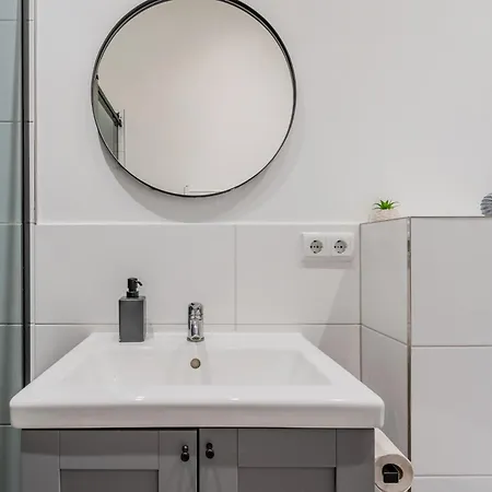 Spacious, 3 Flat With Gym & Play Area Berlín